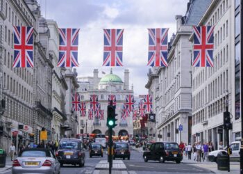 UK Net Migration Halves to 171,000: What This Means for Skilled Workers and Investors
