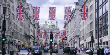 UK Net Migration Halves to 171,000: What This Means for Skilled Workers and Investors