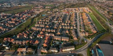 Buying Property in London: Key Risks to Check Before You Exchange — Leasehold, Service Charges, Off-Plan Deposits, and Contracts