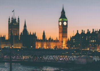 UK private rents rise 3.3% as house-price growth slows to 2.7%