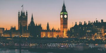 UK private rents rise 3.3% as house-price growth slows to 2.7%