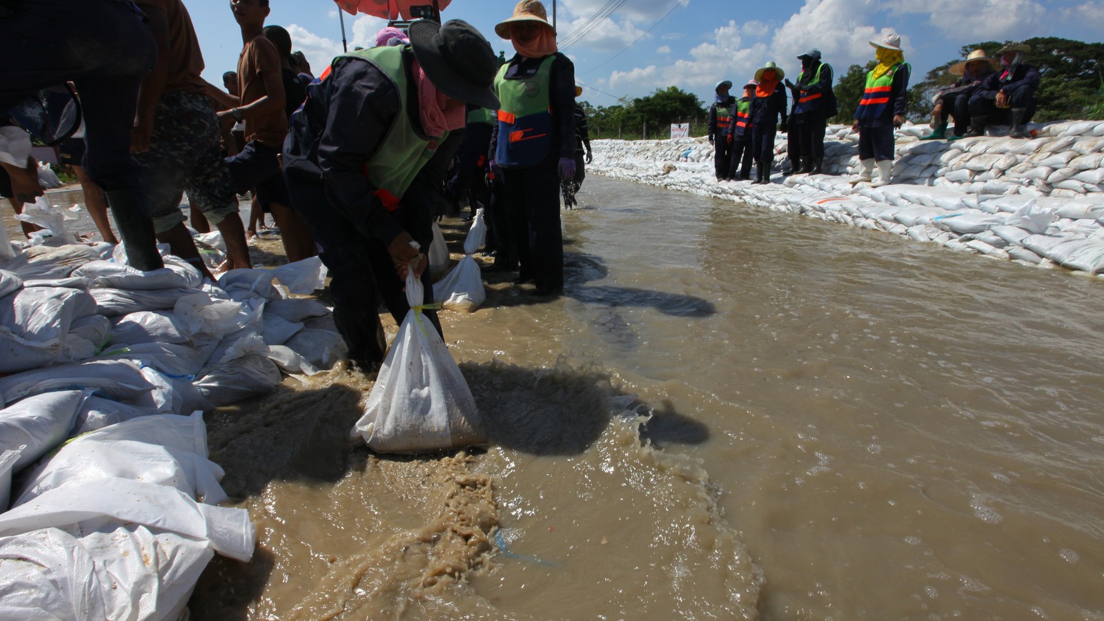 Sandbagging in Sai Mai district, Bangkok