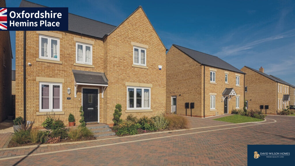 項目名稱：Hemins Place
建案地點: Heaton Road Bicester OX26 1FW
建案產權: 永久業權
發展商: David Wilson Homes
設備：停車位、公共花園、運動場及兒童遊樂設施