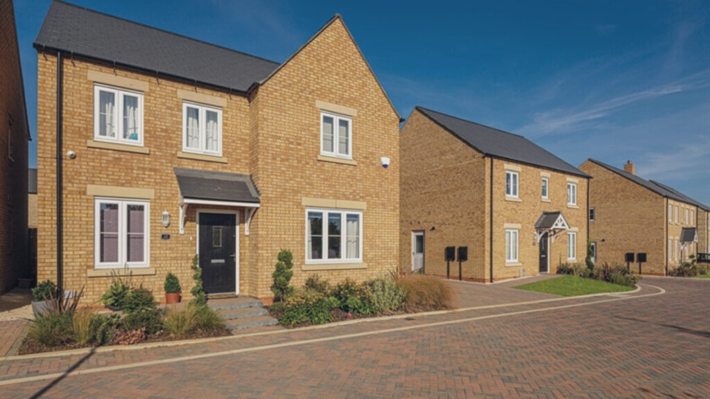 項目名稱：Hemins Place
預計竣工: 2023
發展商: David Wilson Homes
建案地點: Heaton Road Bicester OX26 1FW
建案產權: 永久業權
設備：停車位、公共花園、運動場及兒童遊樂設施