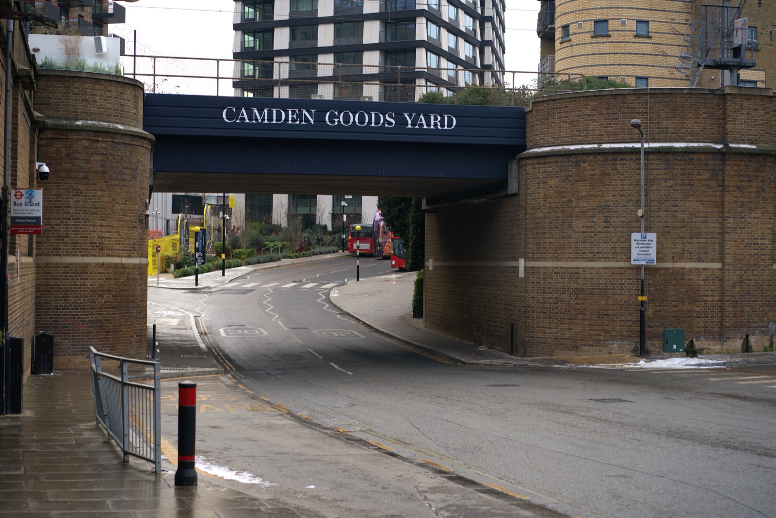 Camden Goods Yard 入口:保留的鐵路橋與後方新建住宅樓