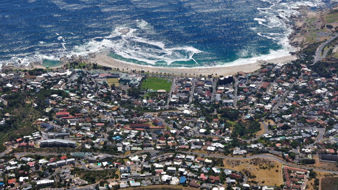 從桌山俯瞰開普敦 Camps Bay 海灘與社區