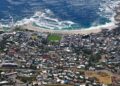 從桌山俯瞰開普敦 Camps Bay 海灘與社區