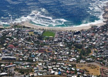從桌山俯瞰開普敦 Camps Bay 海灘與社區