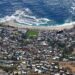 從桌山俯瞰開普敦 Camps Bay 海灘與社區
