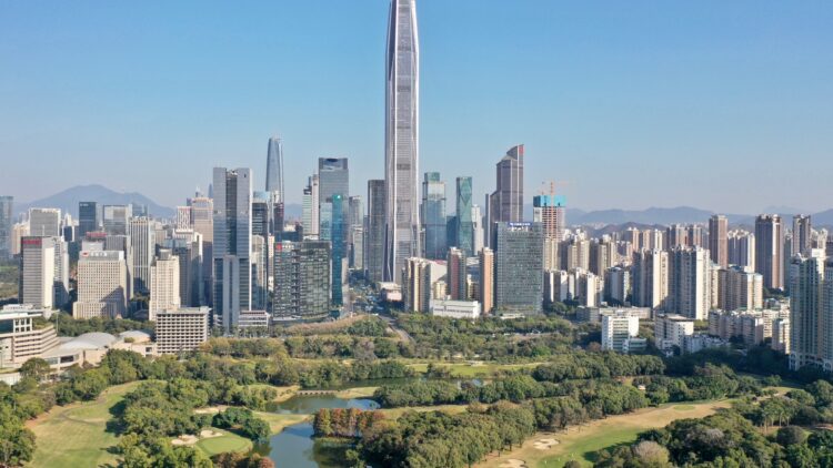 深圳福田金融區天際線與住宅高樓,示意中國房地產與金融政策題材