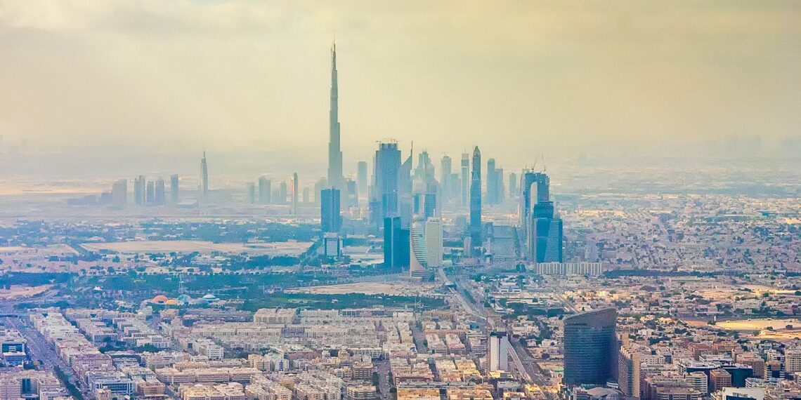 杜拜市中心空拍全景,可見 Burj Khalifa 與周邊金融區高樓,象徵阿聯酋商業與自貿區發展