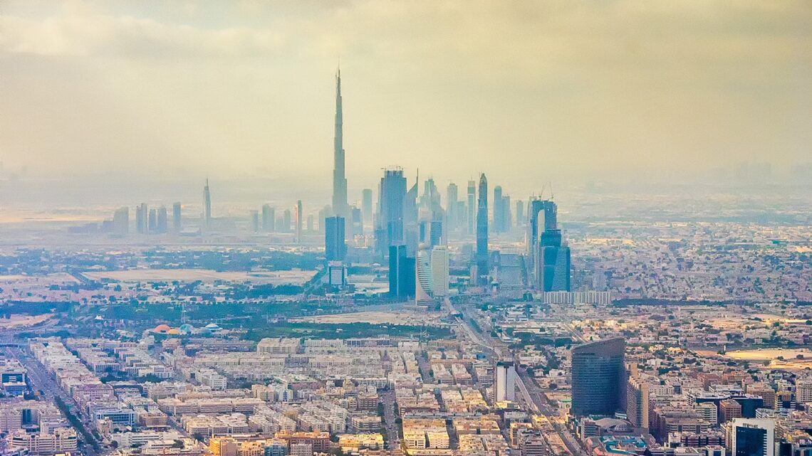 杜拜市中心空拍全景,可見 Burj Khalifa 與周邊金融區高樓,象徵阿聯酋商業與自貿區發展