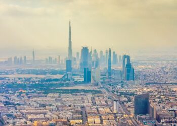 杜拜市中心空拍全景,可見 Burj Khalifa 與周邊金融區高樓,象徵阿聯酋商業與自貿區發展
