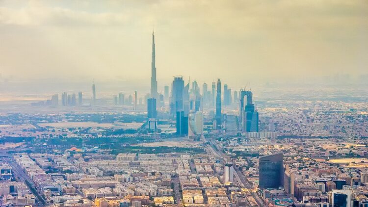杜拜市中心空拍全景,可見 Burj Khalifa 與周邊金融區高樓,象徵阿聯酋商業與自貿區發展