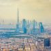 杜拜市中心空拍全景,可見 Burj Khalifa 與周邊金融區高樓,象徵阿聯酋商業與自貿區發展