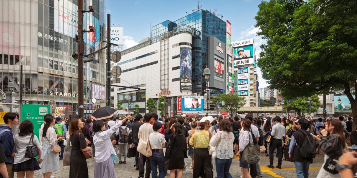 東京澀谷十字路口人潮,示意日本人口、勞動力與移民政策議題