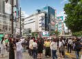 東京澀谷十字路口人潮,示意日本人口、勞動力與移民政策議題