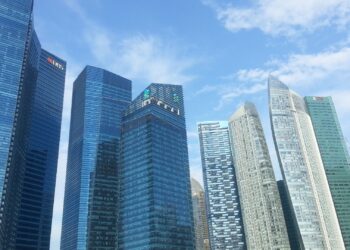 新加坡濱海灣金融區天際線,可見星展銀行(DBS)與大華銀行(UOB)大樓,示意中國富豪移居新加坡題材