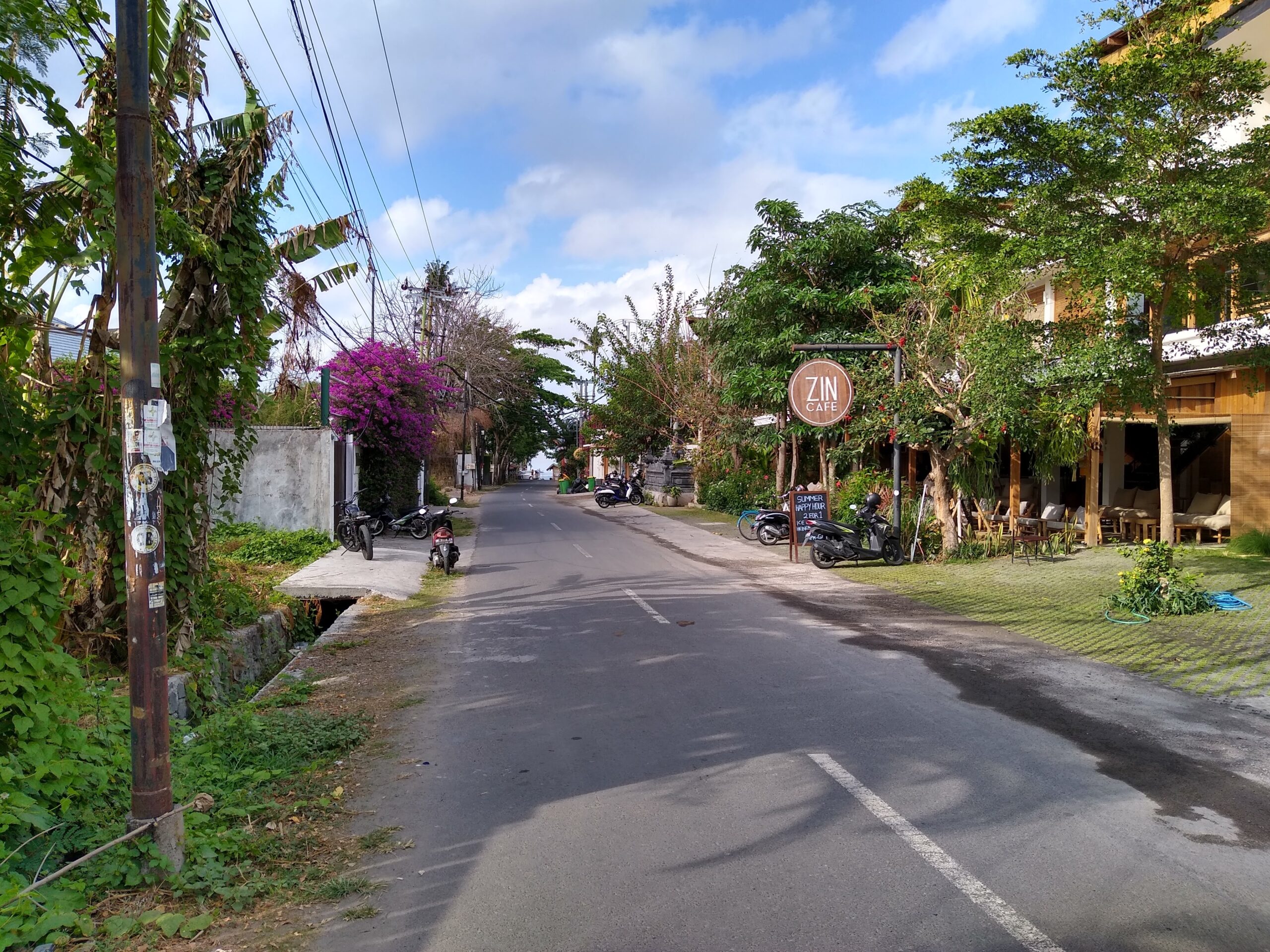 峇里島倉古Jalan Nelayan街道景觀,用於說明短租與房地產經營模式需要按實際收入和KBLI分類判斷。