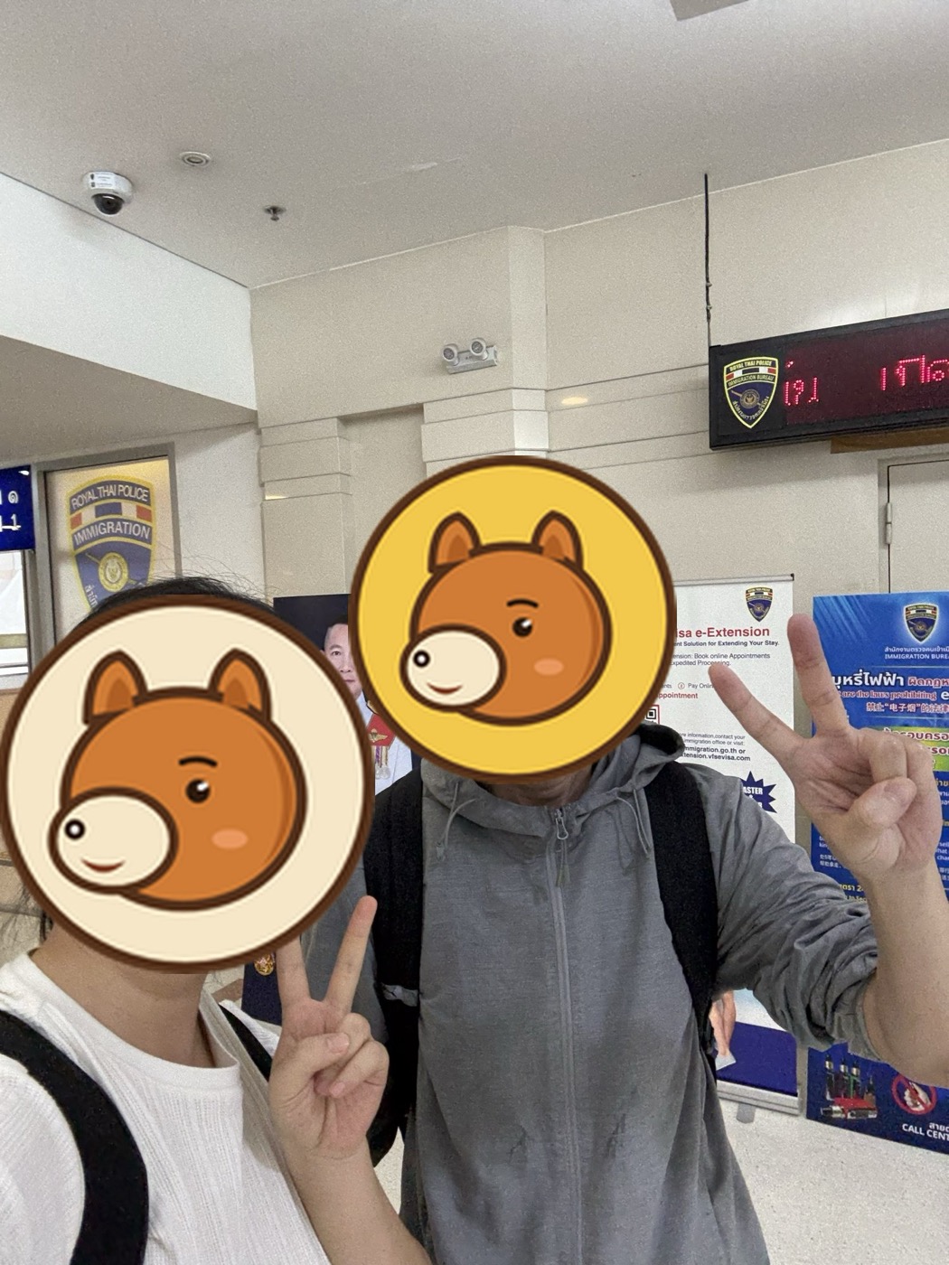 客戶與專員在移民局辦理現場