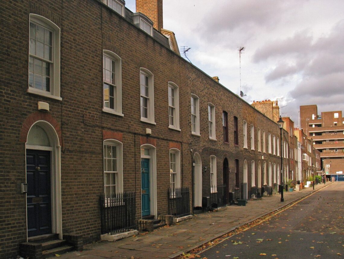 英國倫敦一排維多利亞式排屋住宅街景