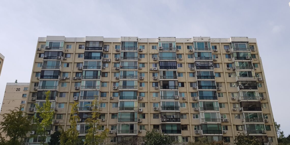 East facade of Hyundai Apartments 31-dong (Tower 31). Completed in 1976. Located in Apgujeong-dong, Gangnam-gu, Seoul, Korea. (1976년 완공된 현대아파트 31동의 동측면. 서울특별시 강남구 압구정동 소재)
