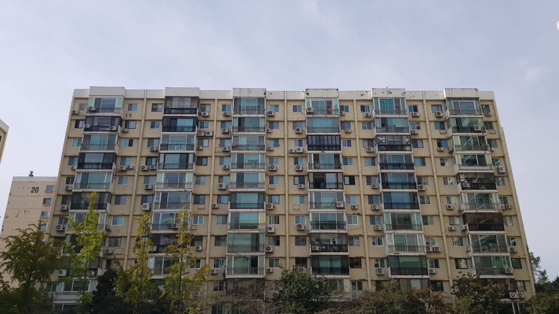East facade of Hyundai Apartments 31-dong (Tower 31). Completed in 1976. Located in Apgujeong-dong, Gangnam-gu, Seoul, Korea. (1976년 완공된 현대아파트 31동의 동측면. 서울특별시 강남구 압구정동 소재)