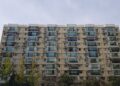 East facade of Hyundai Apartments 31-dong (Tower 31). Completed in 1976. Located in Apgujeong-dong, Gangnam-gu, Seoul, Korea. (1976년 완공된 현대아파트 31동의 동측면. 서울특별시 강남구 압구정동 소재)