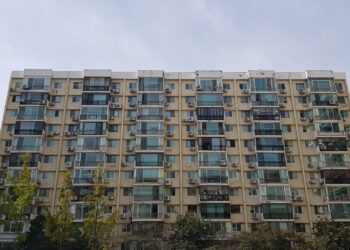 East facade of Hyundai Apartments 31-dong (Tower 31). Completed in 1976. Located in Apgujeong-dong, Gangnam-gu, Seoul, Korea. (1976년 완공된 현대아파트 31동의 동측면. 서울특별시 강남구 압구정동 소재)