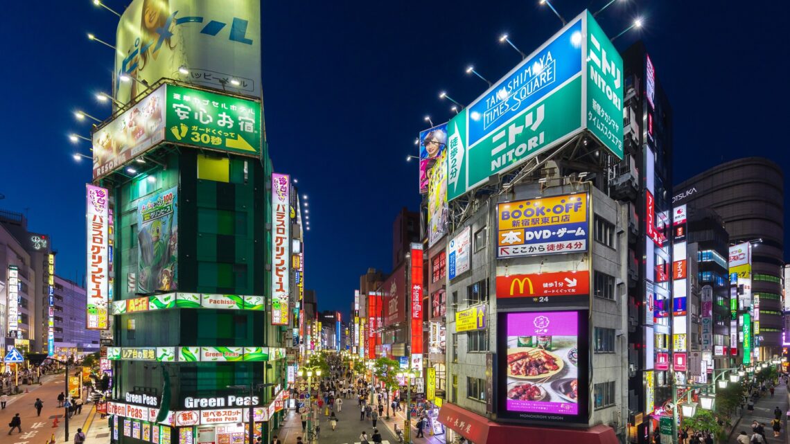 東京新宿區夜間霓虹招牌街景