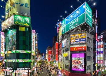 東京新宿區夜間霓虹招牌街景