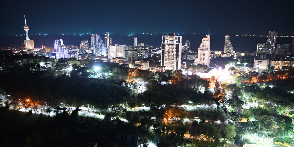 泰國芭達雅夜景空拍,住宅與商業大樓沿海岸林立
