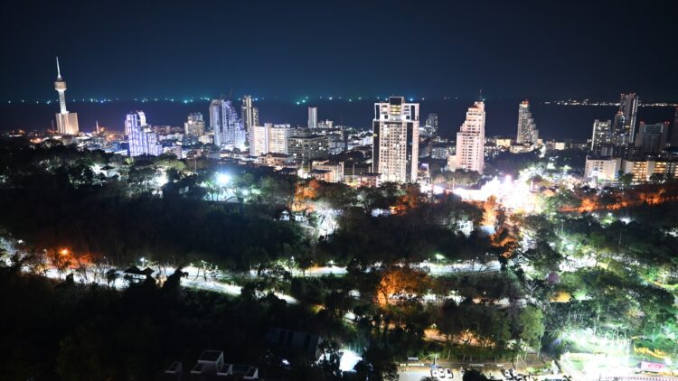泰國芭達雅夜景空拍,住宅與商業大樓沿海岸林立