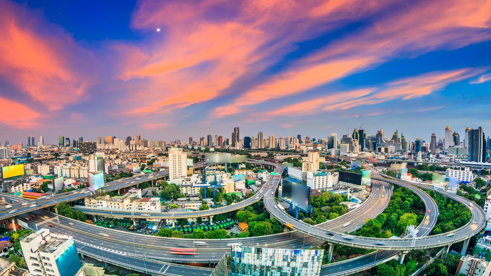 曼谷市區的高速公路與城市天際線