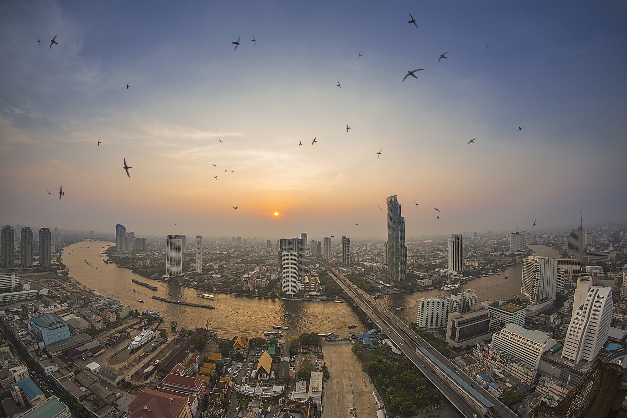 湄南河在曼谷市區轉彎,兩岸是高樓與住宅區,說明曼谷河畔東岸與西岸的差別