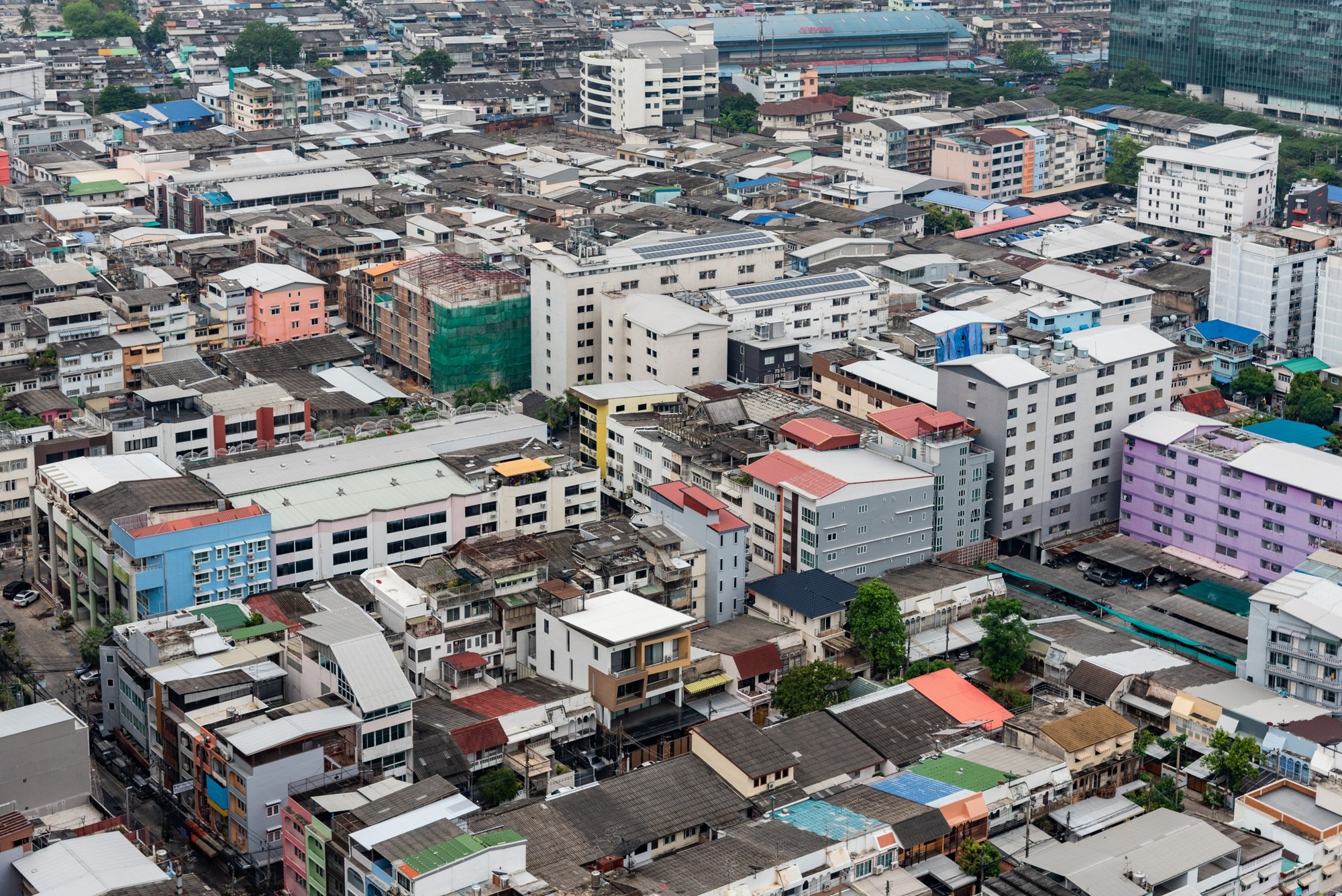 曼谷密集的住宅與街區空拍,說明看房時要留意巷子高低與聯外道路