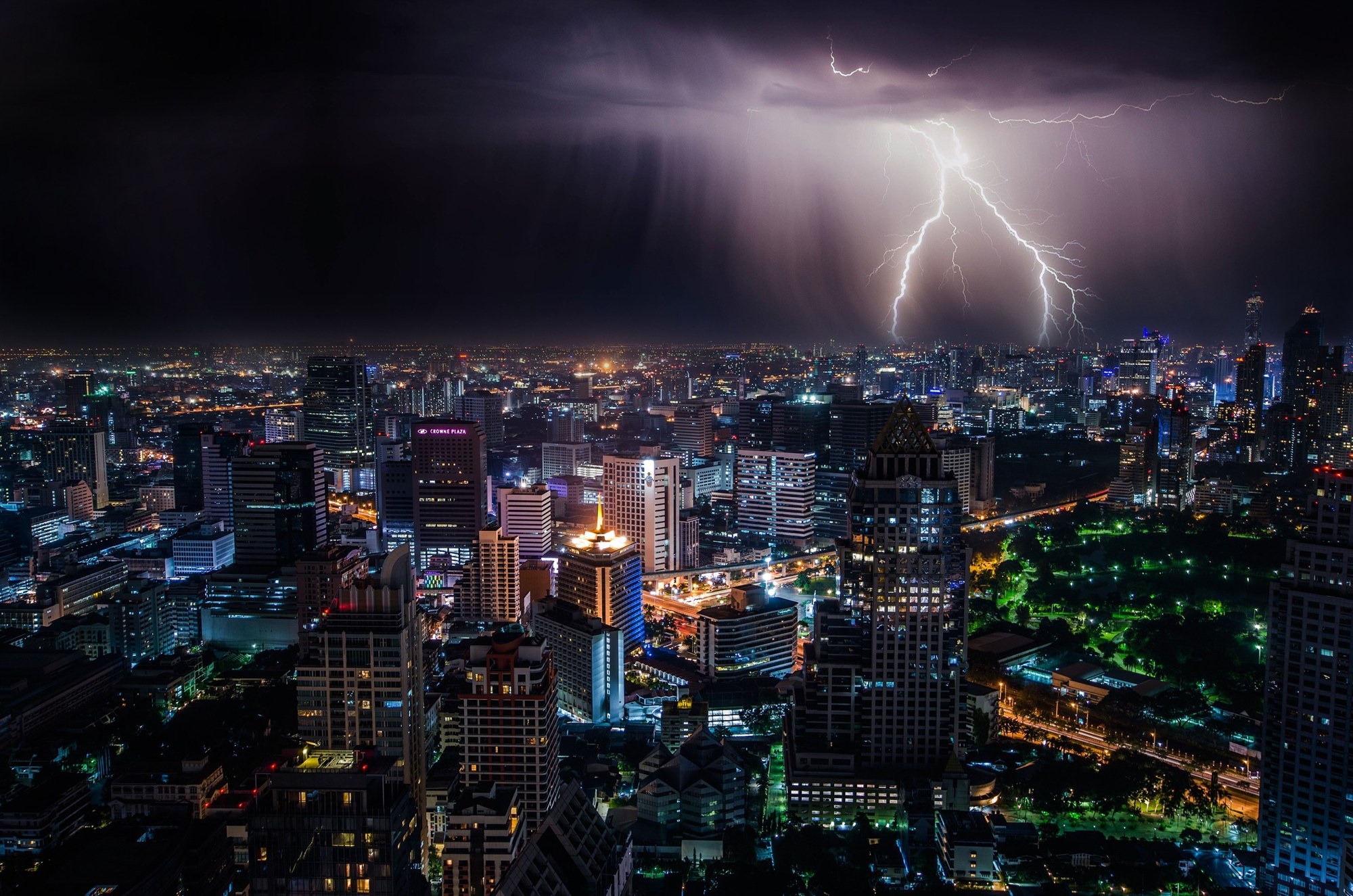 曼谷夜間天際線上空的雷雨,說明曼谷雨季的雨水型內澇