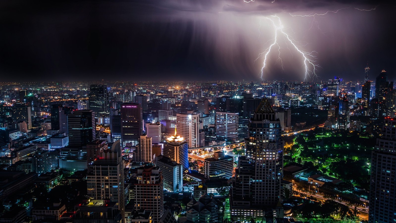 曼谷夜間雷雨下的市區天際線