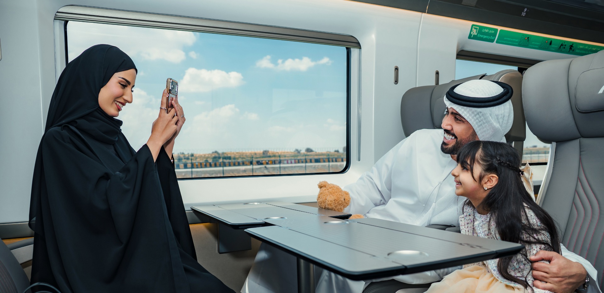 Etihad Rail 客運列車車廂內的乘客