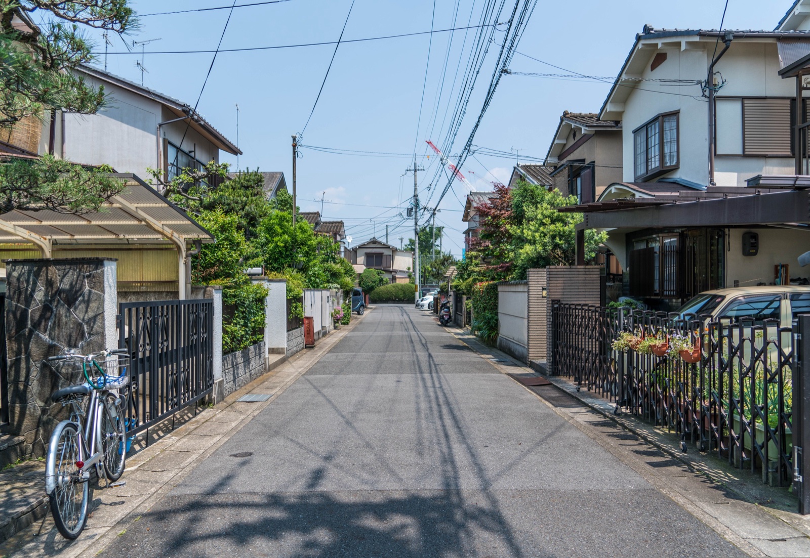 日本的住宅街道,兩旁是獨棟住宅與電線桿