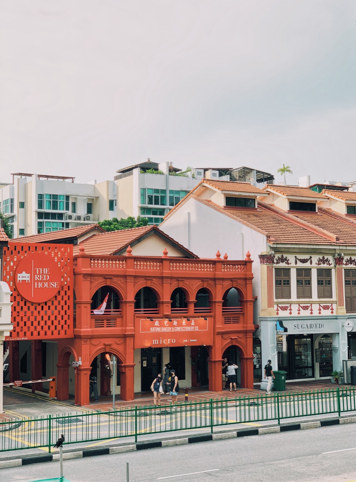 新加坡加東一帶的店屋街角,紅色的兩層店屋與相鄰的店屋商店
