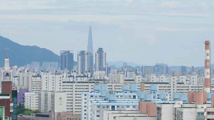 首爾公寓群與樂天世界塔天際線