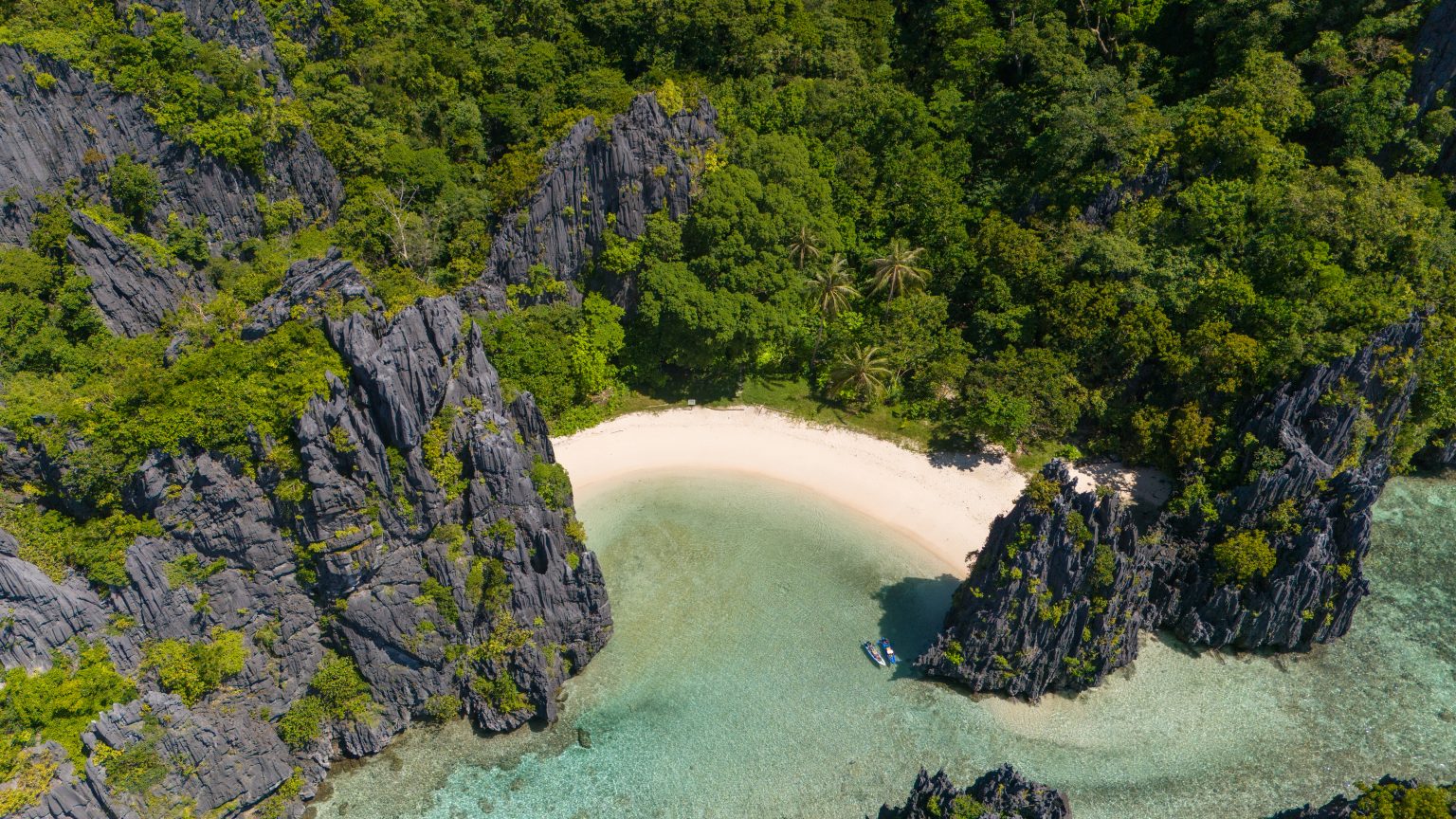 菲律賓巴拉望 Entalula Beach 海灣與石灰岩景觀