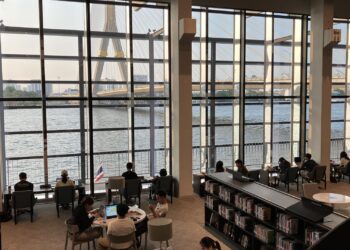 泰國中央銀行學習中心圖書館內部,窗外可見昭披耶河與拉瑪八世大橋