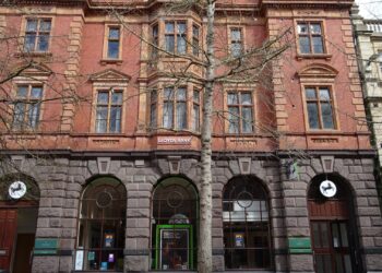英國格洛斯特(Gloucester)一間勞埃德銀行(Lloyds Bank)分行的紅磚立面,招牌清楚可見「LLOYDS BANK」字樣