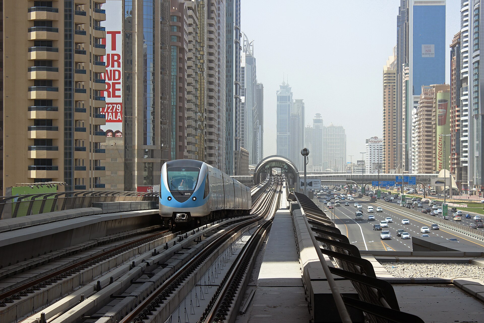 杜拜地鐵列車行駛在謝赫扎耶德路旁