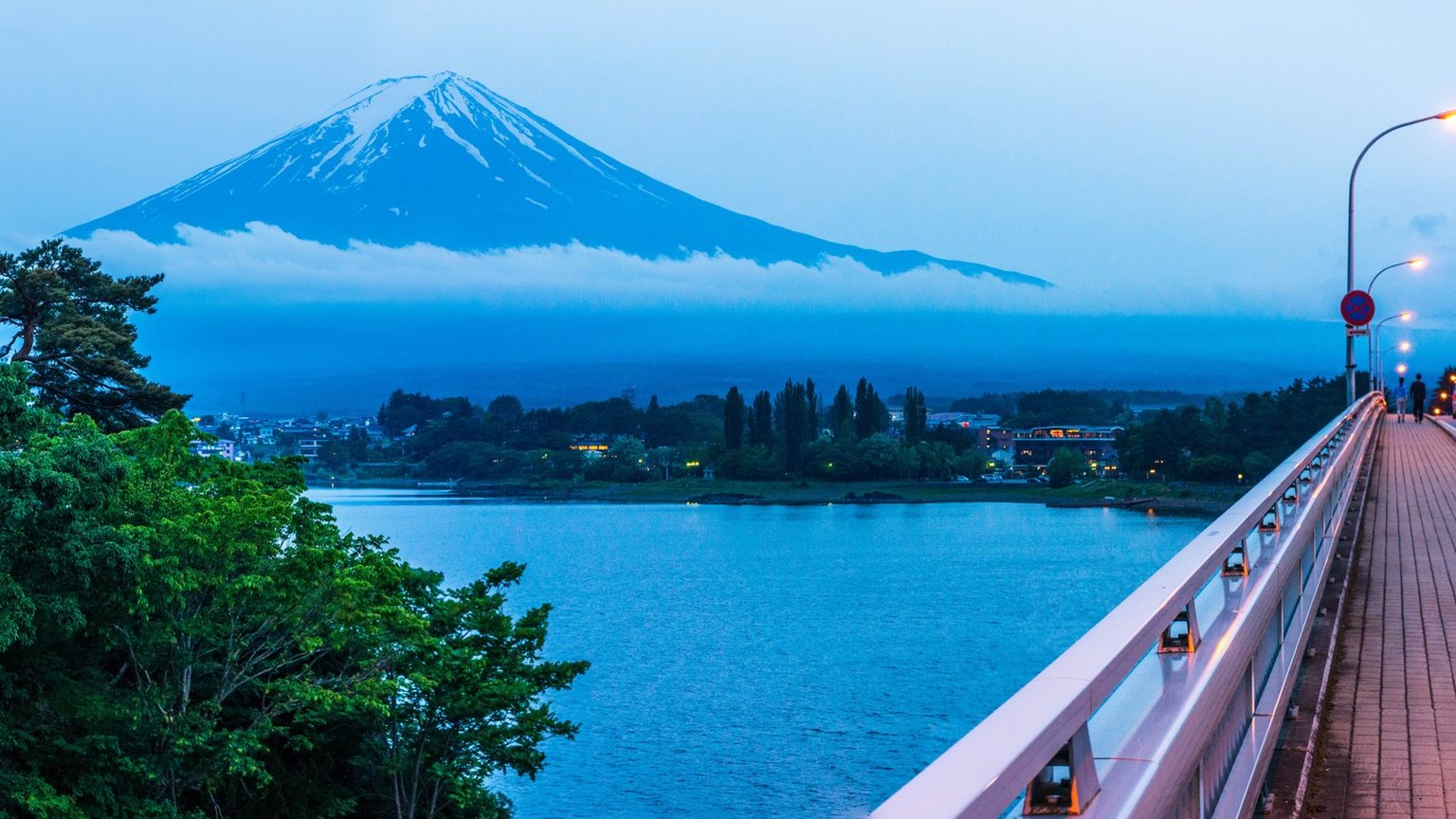 清晨湖畔遠望富士山與跨湖道路,配日本永住申請主題