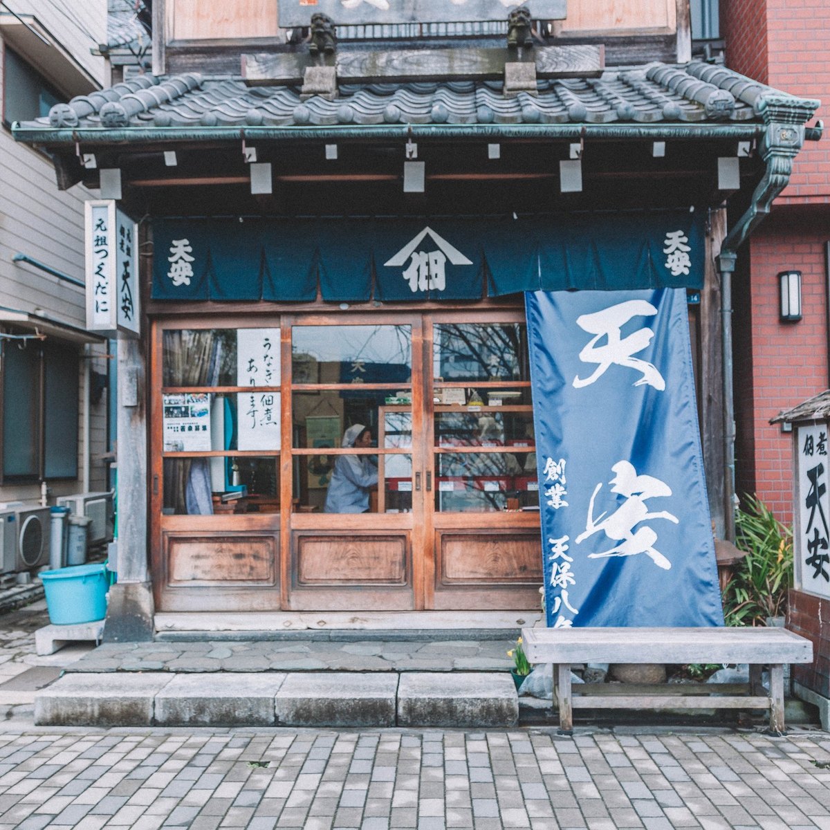 日本傳統商店的木門、藍色布簾與招牌,公司設立、經營與帳務規劃情境