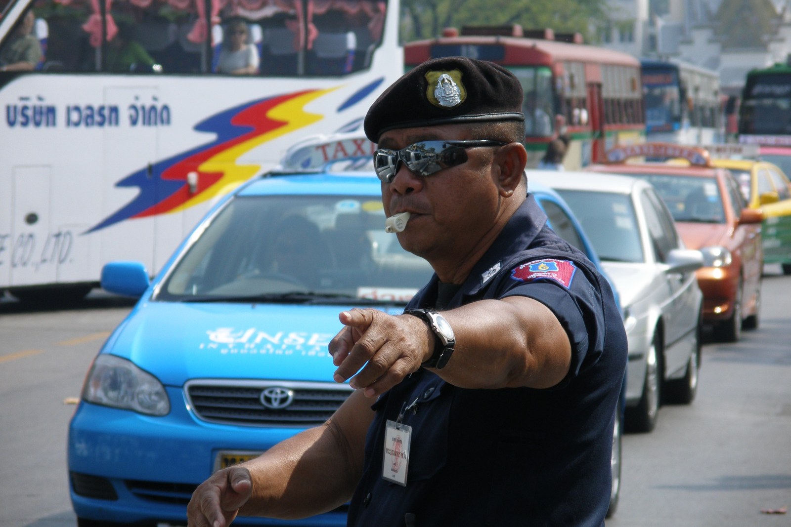 曼谷市中心的交通警察指揮車流