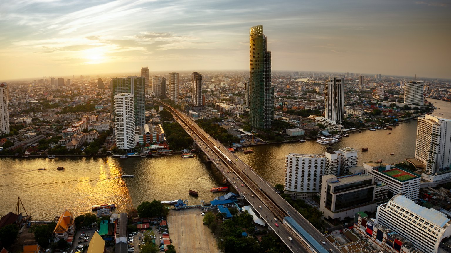 曼谷湄南河與跨河大橋的日落全景,配在泰國開展事業主題